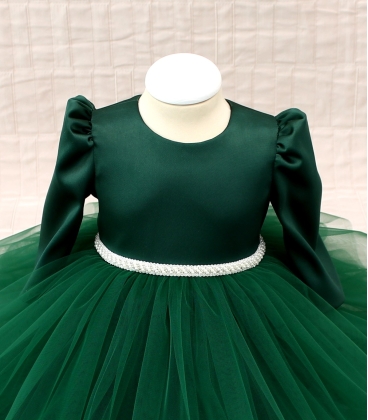Prim plan rochita de botez verde smarald
